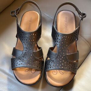 NWOT Easy Street pewter sandals